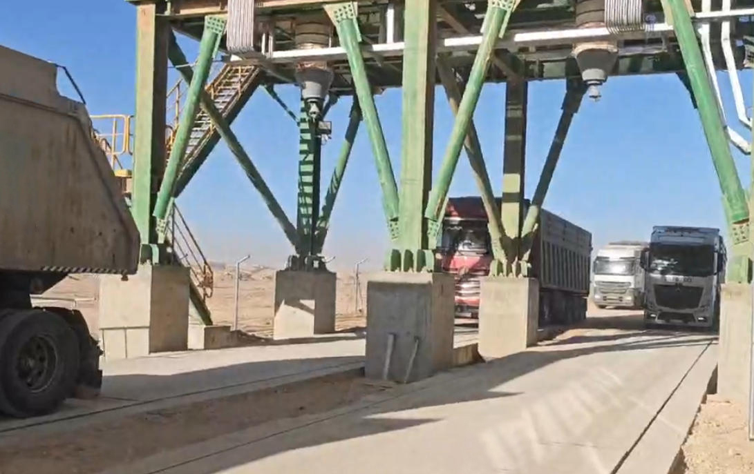 一輛輛排隊(duì)等候的運(yùn)輸車成為最直觀的成績(jī)單