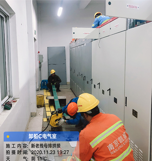 母排拼接現(xiàn)場工作.jpg 母排拼接現(xiàn)場工作.jpg