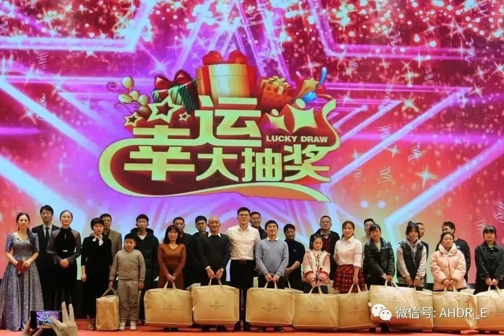 副總經(jīng)理董康、營銷副總監(jiān)洪海燕、財務(wù)總監(jiān)謝道樹及總經(jīng)理助理張春蘭頒發(fā)三等獎