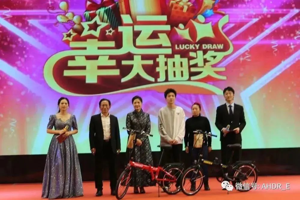 董事長王青、總經(jīng)理劉琴芳頒發(fā)一等獎