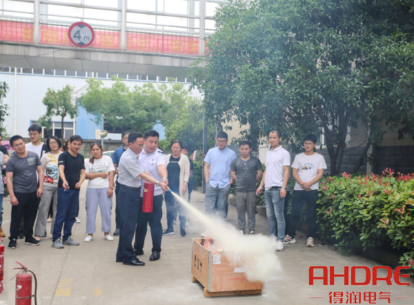 青總現(xiàn)場消防演練.jpg 青總現(xiàn)場消防演練.jpg