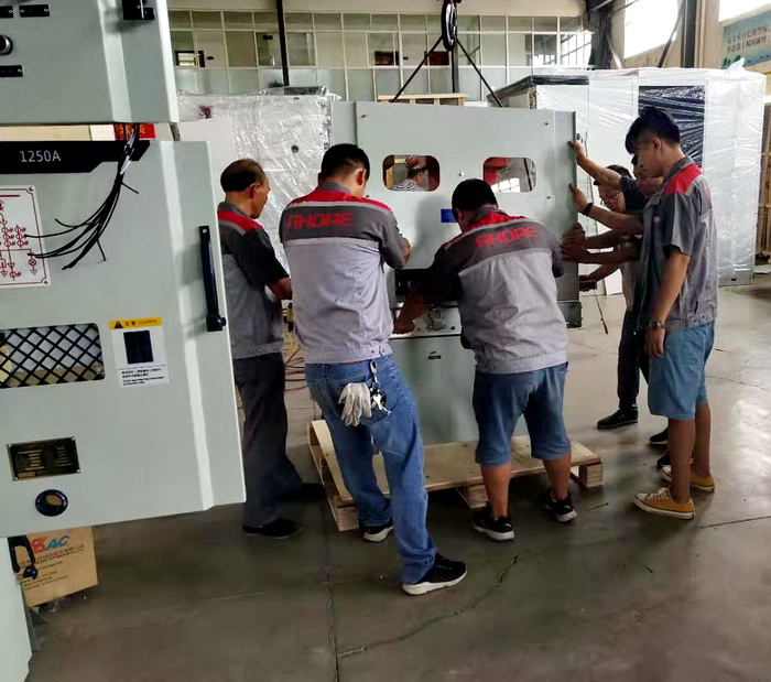 進行安裝1250A隔離開關(guān)的一次線們