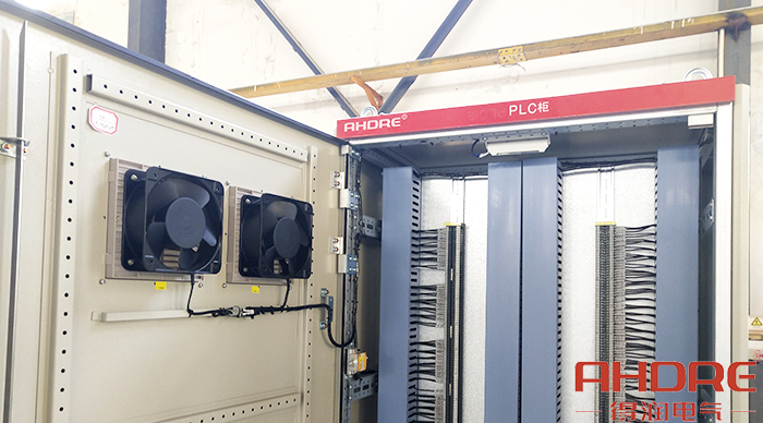 PLC控制柜后門安裝的風(fēng)扇機(jī).jpg PLC控制柜后門安裝的風(fēng)扇機(jī).jpg