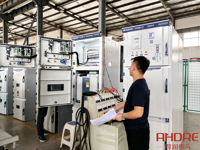 進(jìn)行電表數(shù)據(jù)檢測(cè).jpg 進(jìn)行電表數(shù)據(jù)檢測(cè).jpg